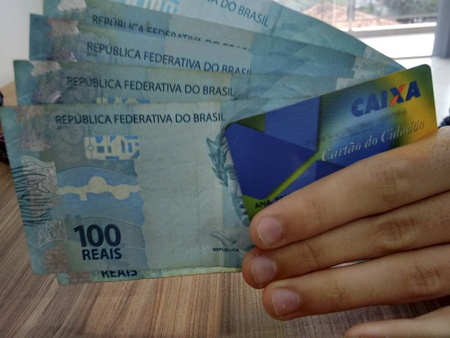 Trabalhador tem até hoje (28) para sacar abono salarial ano-base 2015 Trabalhador tem até hoje (28) para sacar abono salarial ano-base 2015