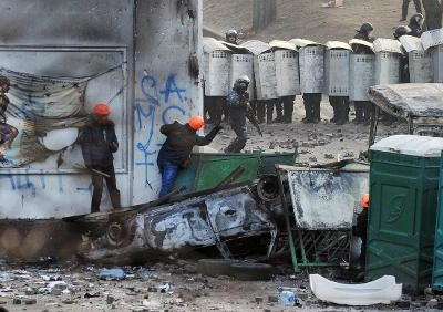 Manifestantes ucranianos se confrontam com a polícia, no centro de Kiev, em 20 de janeiro de 2014 (AFP, GENYA SAVILOV)