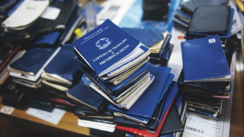 Crise internacional e problemas internos são causas do desemprego no Brasil Crise internacional e problemas internos são causas do desemprego no Brasil