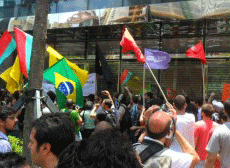 Shoppings vão pedir ajuda federal para “proibir” rolezinho Lojistas querem que Dilma Roussef (PT) receba os organizadores do movimento, como fez com MPL