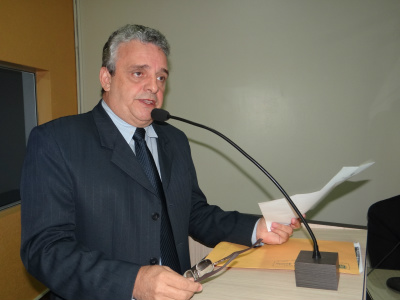 Protético quer esclarecimento sobre denúncia de abandono da escola agrícola Vereador Roberto Protético fazendo leitura de ofício enviado pela Defensoria Pública Foto: Moreira Produções