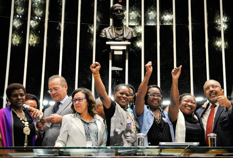 Leis votadas no Senado valorizam trabalhadores domésticos e outros profissionais Trabalhadoras comemoram, no Plenário do Senado, a promulgação da chamada PEC das Domésticas
