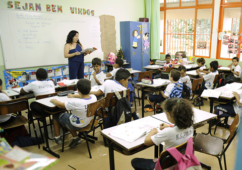 Muitos educadores defendem a progressão continuada alegando que a repetência provoca evasão escolar e cria uma cultura do fracasso