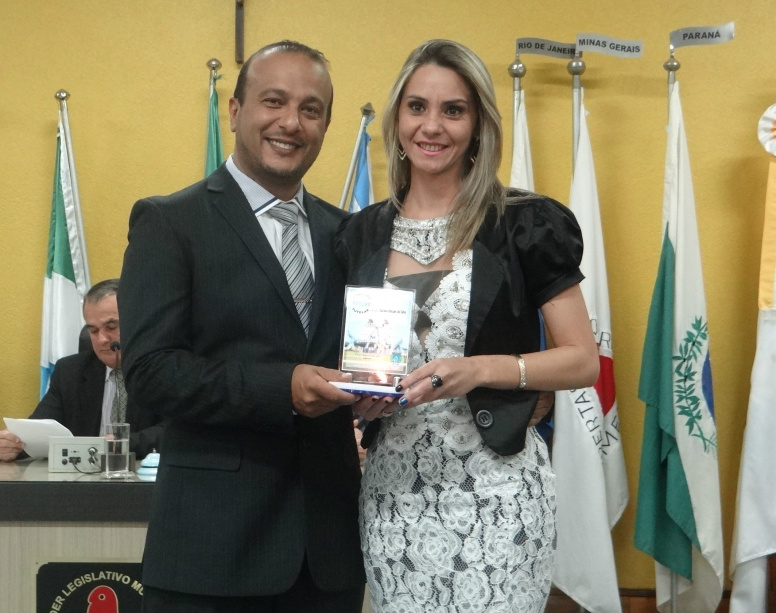 Conselheiros Tutelares são homenageados pela Câmara Municipal de Amambai Suzana Ulisses, coordenadora do Conselho Tutelar sendo homenageada pelo vereador Professor Ailton / Foto: Moreira Produções