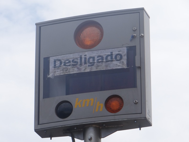 Lombadas eletrônicas podem ser religadas em Amambai Equipamento desligado na avenida Pedro Manvailler em Amambai / Foto: Moreira Produções