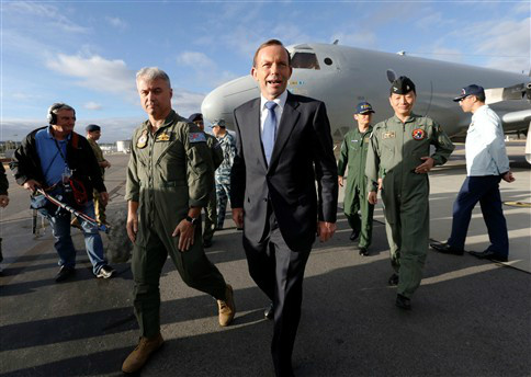 O primeiro-ministro australiano Tony Abbott com as equipas de buscas / Foto: Jason Reed/Reuters