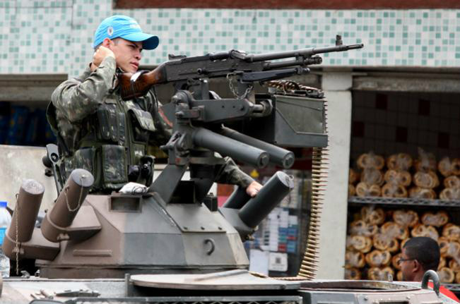Exército, cansado de vigiar o Alemão, quer sair já