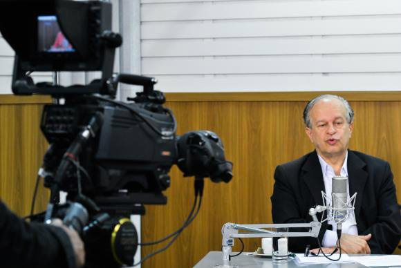 O programa Bom Dia Ministro recebeu Renato Janine, ministro da Educação, que falou sobre as oportunidades no ensino superior para o primeiro semestre de 2015 e sobre os contratos do Fundo de Financiamento Estudantil (Fies) / Antonio Cruz/Agência Brasil