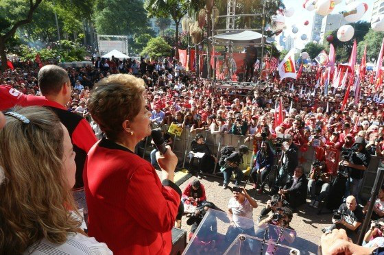 Dilma: "Querem impor um projeto que não foi vitorioso nas urnas" Dilma: "Querem impor um projeto que não foi vitorioso nas urnas"