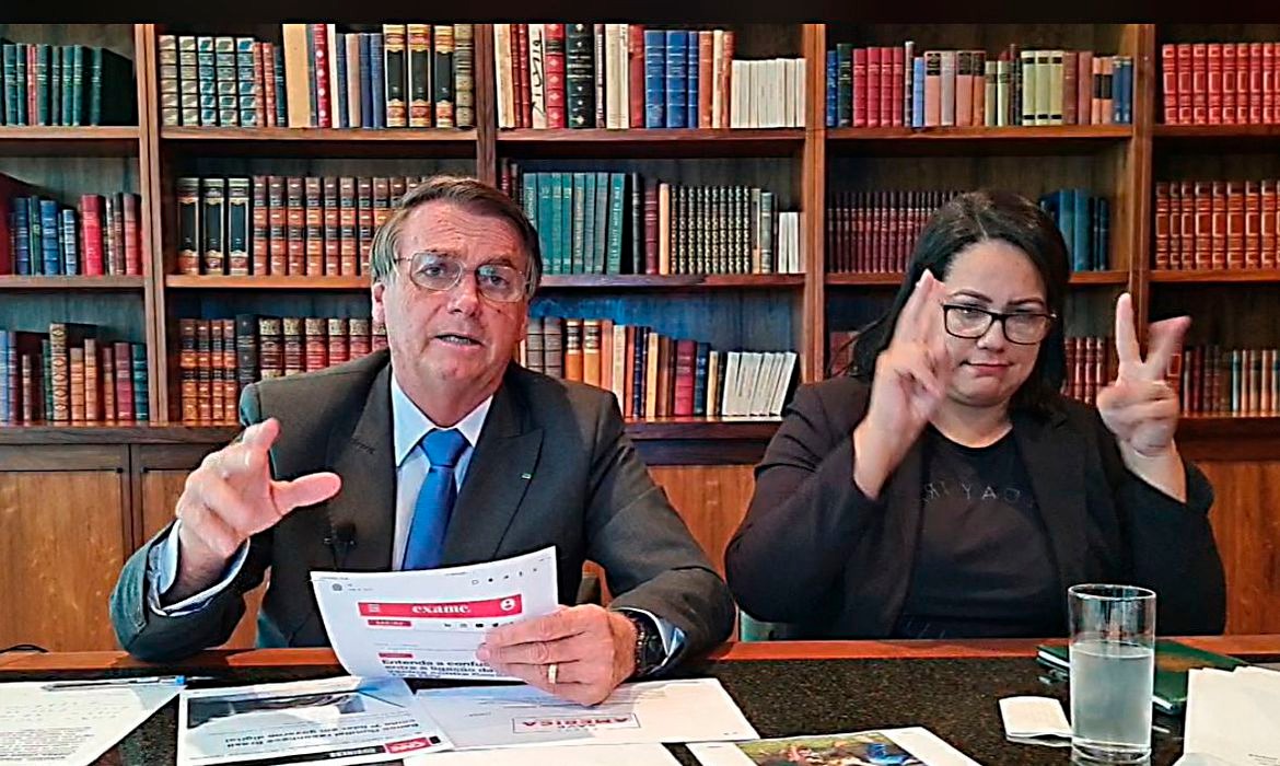 Presidente critica política que atrela preço dos combustíveis ao dólar Foto: Agência Brasil