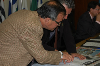 Show de Sérgio Reis gera polêmica na Câmara de Amambai Vereadores Prego e Protético verificando os valores que serão gastos com o show.Foto: Moreira Produções