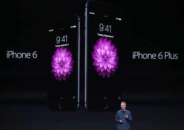 Tim Cook, CEO da Apple, anuncia novos iPhone 6 e iPhone 6 Plus. Aparelhos desta linha ou mais recentes terão desconto no preço de baterias substitutas em 2018 (Foto: Justin Sullivan/Getty Images North America/AFP)