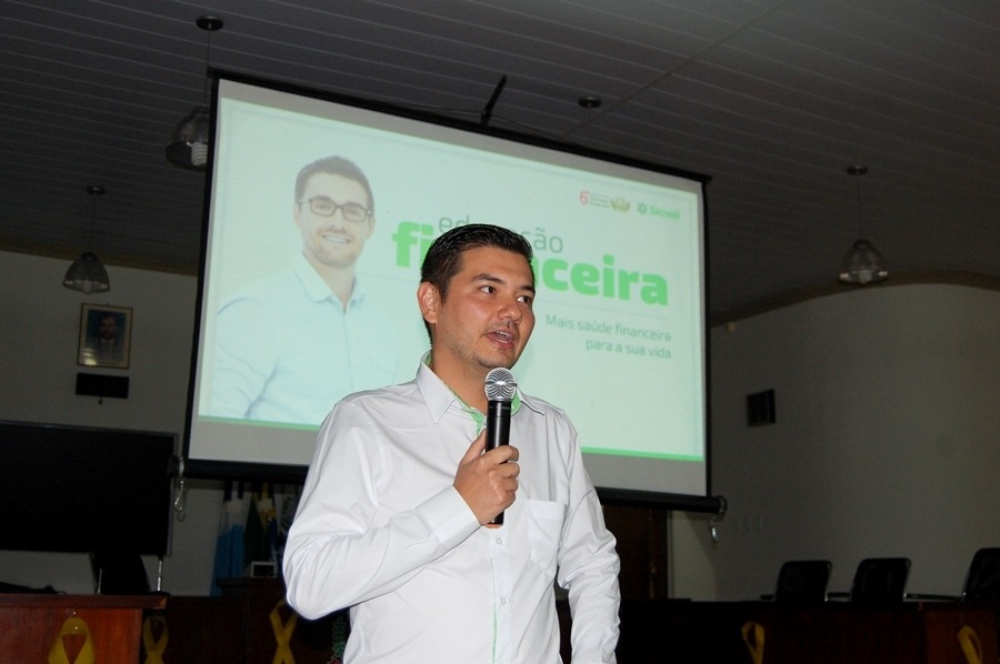 Maurício Okabayashi, que é graduado em Ciências Contábeis pela UFGD, pós-graduado em Educação Financeira, especialista em investimentos ANBIMA e assessor de investimentos e relacionamento da Sicredi.