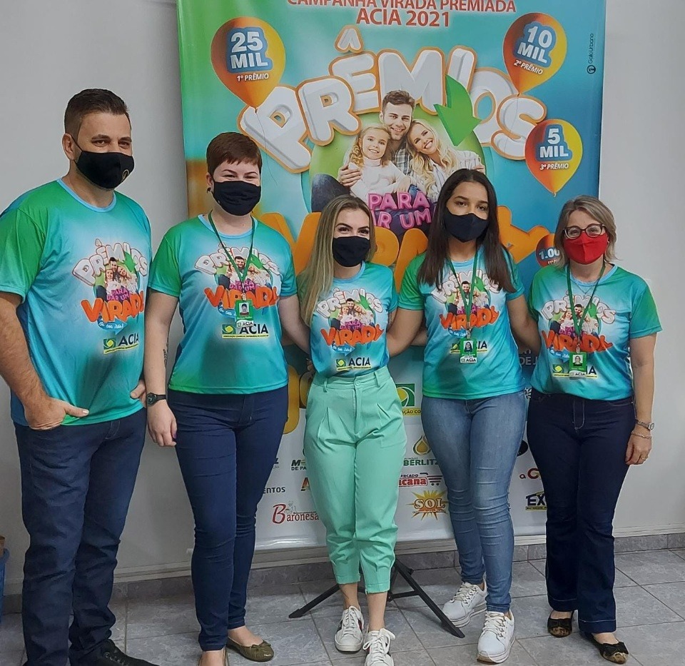 Campanha da ACIA de Amambai vai distribuir 600 mil cupons no comércio local Presidente da ACIA de Amambai, Andrey Piovesan ao lado das colaboradoras da ACIA e da influencer Duda Novaes (ao centro) / Foto: Amambai Notícias