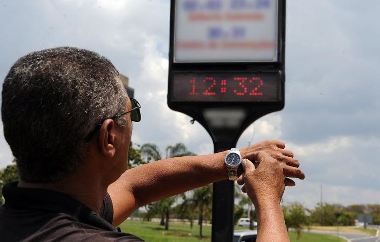 Horário de verão começa à meia-noite deste sábado