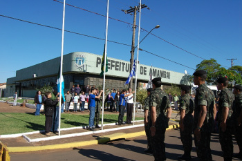 Semana da Pátria inicia oficialmente em Amambai na segunda-feira (3) Diariamente, acontecem, em frente a Prefeitura Municipal, o hasteamento e arriamento dos pavilhões nacionais, às 8h e 17h, respectivamente.
