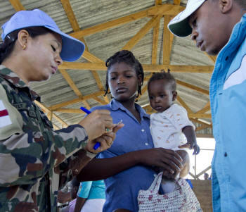 Integrante da Minustah com família haitiana.