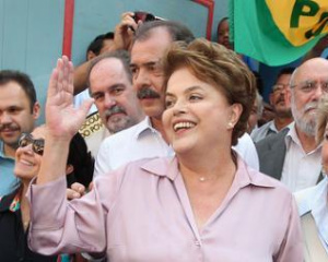 Dilma cresce quase 5 pontos e venceria em primeiro turno, aponta CNT/Sensus Dilma cresce quase 5 pontos e venceria em primeiro turno, aponta CNT/Sensus