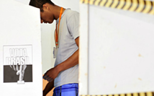 Municípios com mais de 200 mil eleitores vão ofecer espaço para voto em trânsito Essa é uma novidade para as Eleições 2014