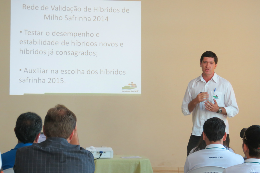 Fundação MS realiza programação em Amambai Pesquisador, André Lourenção, apresentou os resultados de experimentos da safrinha 2014, com o foco na região produtora de Amambai / Foto: Assessoria