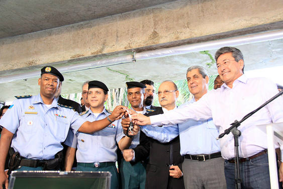 Puccinelli realiza entrega de viaturas e equipamentos para polícias