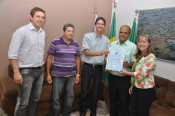 Prefeitura de Amambai entrega terreno para igreja Batista Ebenézer Prefeitura de Amambai entrega terreno para igreja Batista Ebenézer