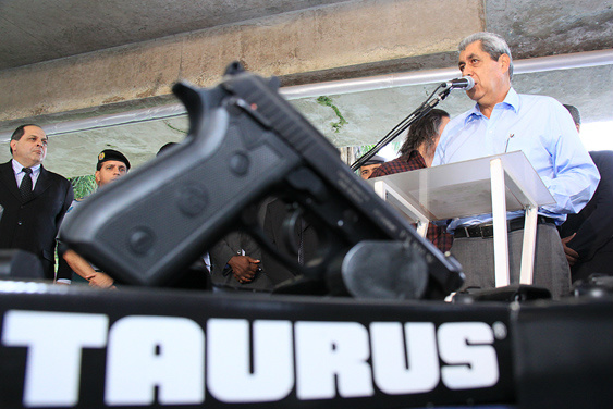 Puccinelli realiza entrega de viaturas e equipamentos para polícias