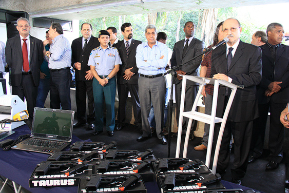 Puccinelli realiza entrega de viaturas e equipamentos para polícias