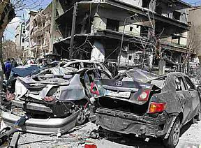 Carros destruídos perto do edifício do centro de Inteligência