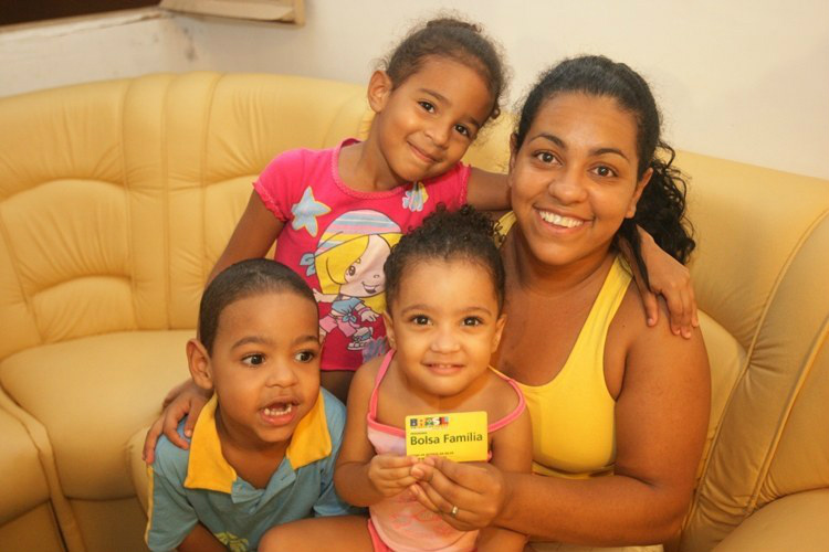 Reajuste faz valor médio do Bolsa Família chegar a R$ 176 em junho A medida anunciada pela presidenta neste 1º de maio dá continuidade ao ciclo de aperfeiçoamento e valorização do Bolsa Família iniciado em 2011 / Foto: Divulgação