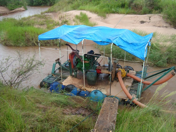 PMA fecha propriedade que utilizava draga para extração de areia de córrego