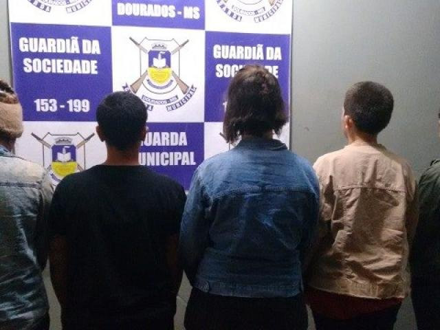 Jovens andavam pela cidade em um veículo. (Foto: Dourados News) 