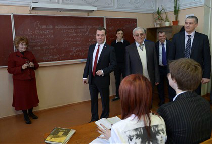 Medvedev visita uma escola na Crimeia / Fotografia © Reuters/Alexander Astafyev