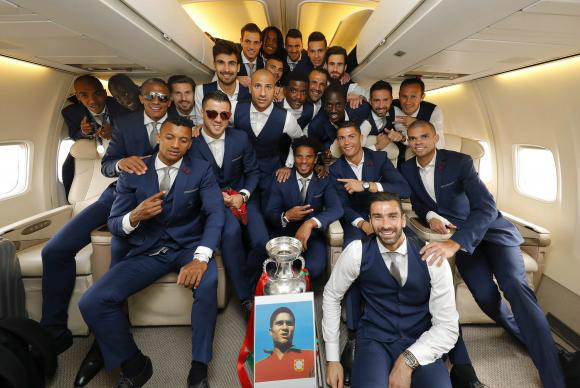 Seleção de Portugal chega a Lisboa e desfilará em carro aberto Seleção de Portugal no voo que a levou de Paris a Lisboa. A equipe derrotou a França por 1 a 0 e conquistou pela primeira vez o título de campeã da Eurocopa 2016