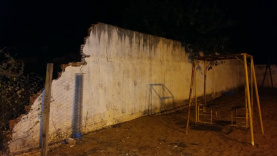 O muro que desabou em dezembro de 2015 ainda não foi reconstruído / Foto: Assessoria