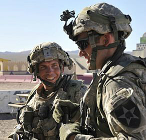 Aerotechnews.com/ReproduçãoRobert Bales (esq.) que cometeu o massacre de 16 civis no Afeganistão, na província de Kandahar