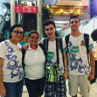 José Eduardo Sesnick de Oliveira e Vinicius Batista Fetter, que cursam o Primeiro ano do ensino médio, estiveram na cidade de Recife acompanhados da professora Denise Boeira / Foto: Divulgação Facebook