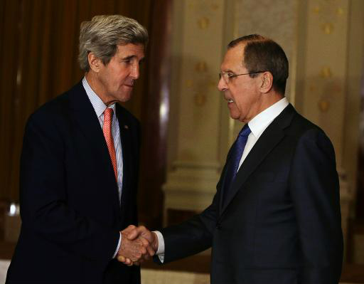 O ministro das relações Exteriores da Rússia, Serguei Lavrov (d), cumprimenta o secretário de Estado americano, John Kerry, em Montreux, em 21 de janeiro de 2014 (POOL/AFP, GARY CAMERON)