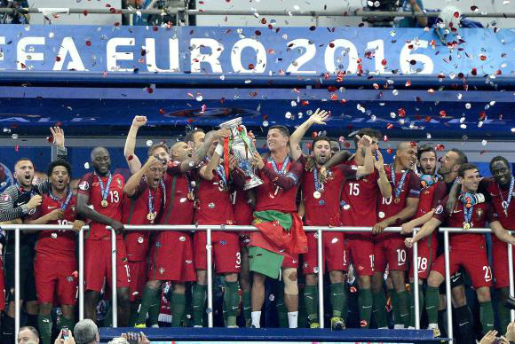 Seleção de Portugal chega a Lisboa e desfilará em carro aberto Equipe de Portugal comemora o título inédito de campeã da Europa 2016. A vitória por 1 a 0 foi sobre a equipe da França