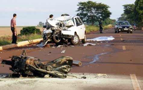 Moto explode e rapaz morre após batida com carro em rodovia de Mato Grosso do Sul