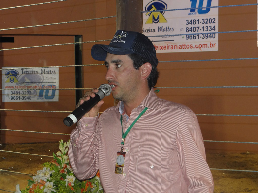 Ronan N. da Silva: “O Sindicato Rural de Amambai é um dos mais atuantes do MS.” Ronan durante leilão no Parque de Exposições. (Foto: Moreira Produções)