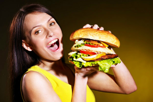 Comida gordurosa e jejum podem fazer bem pra saúde A magrinha aí de cima pode até ter comido o sanduíche depois da foto. Mas é bom que ela tenha feito um belo jejum antes //Crédito: ShutterStock
