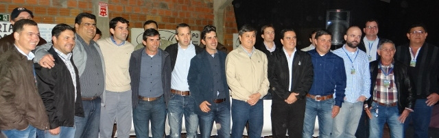 Ronan N. da Silva: “O Sindicato Rural de Amambai é um dos mais atuantes do MS.” Membros da diretoria do SRA durante abertura da Expobai 2016. (Foto: Moreira Produções)