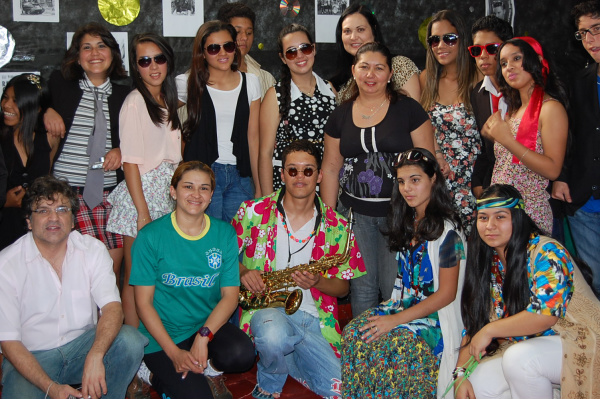 Professores e alunos da Escola Estadual Cel. Felipe de Brum durante apresentação.