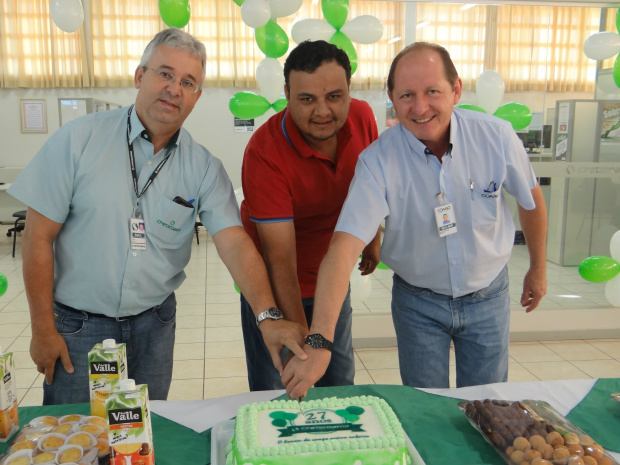 Coamo de Amambai comemora os 27 anos da cooperativa de crédito E/D- Encarregado da agência Kalil Hamad, cooperado Wagner Dias e o gerente geral, Walmir Ritter, cortando bolo dos 27 anos de fundação da Credicoamo / Foto: Moreira Produções