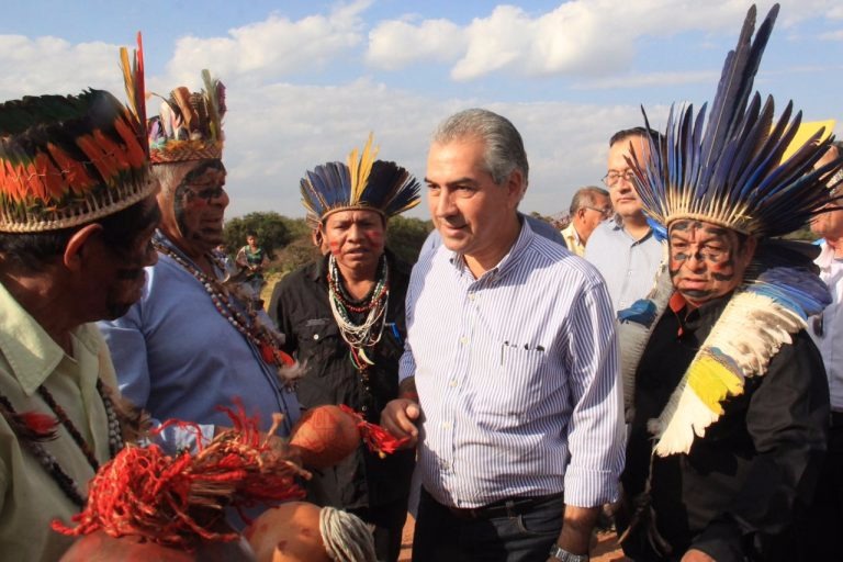 Governador entrega quadra em escola indígena em Amambai Reinaldo Azambuja é recepcionado por indígenas da Aldeia de Amambai.