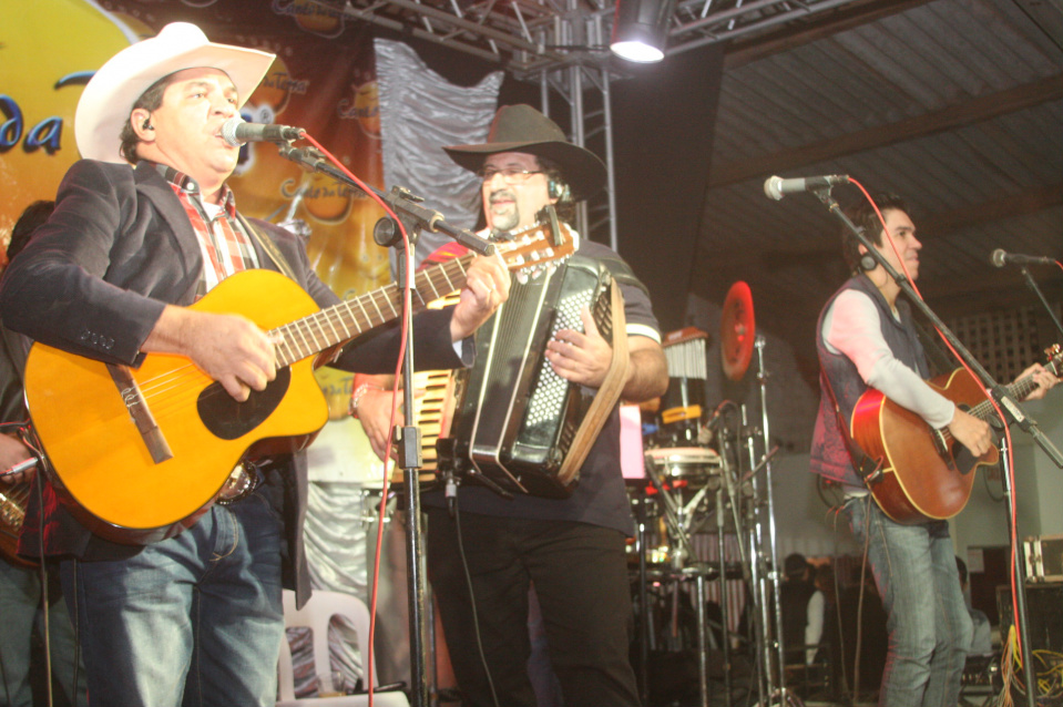 Trabalhadores são homenageados com show do Canto da Terra em Amambai Trabalhadores são homenageados com show do Canto da Terra em Amambai
