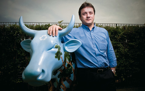 Acordo prevê que JBS repasse R$ 5 milhões para instituições de MS A empresa vai entregar oito caminhonetes, viatura para atendimentos de emergência e outros bens, avaliados em R$ 2 milhões e R$ 3 milhões em carne bovina para 15 instituições, durante oito anos pelo período de oito anos.