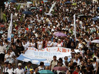 Protesto nas ruas de Hong Kong em defesa de umaautonomia local em relação ao governo chinês. 01 de julho de 2014. / REUTERS/Bobby Yip