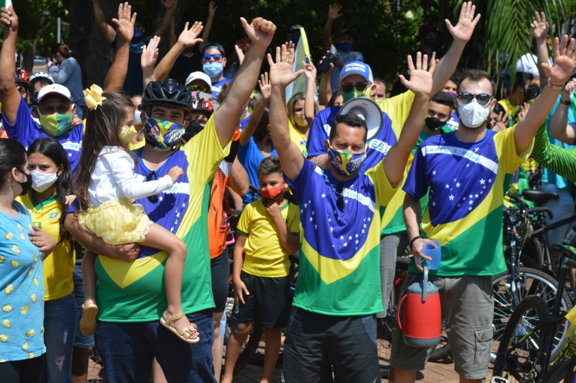 PSL realizou a "Pedalada do 17" na manhã deste sábado (17), em Amambai Após a pedalada, a comitiva reuniu-se rapidamente na praça Cel. Valêncio de Brum / Foto: Moreira Produções
